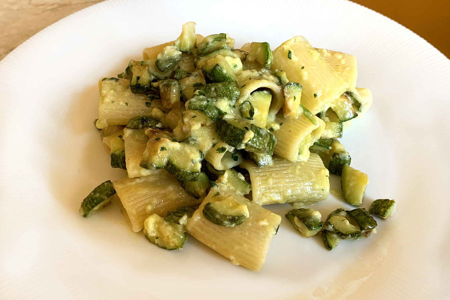 Carbonara estiva: la ricetta con le zucchine