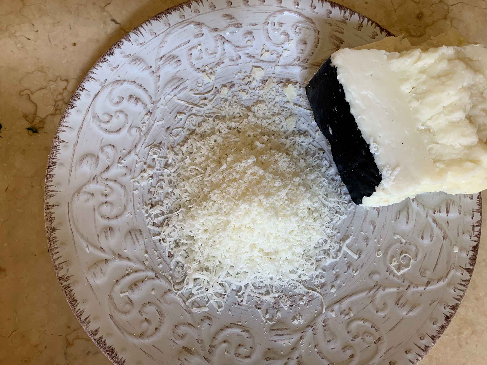 Grattugiate e mettete da parte il pecorino romano.