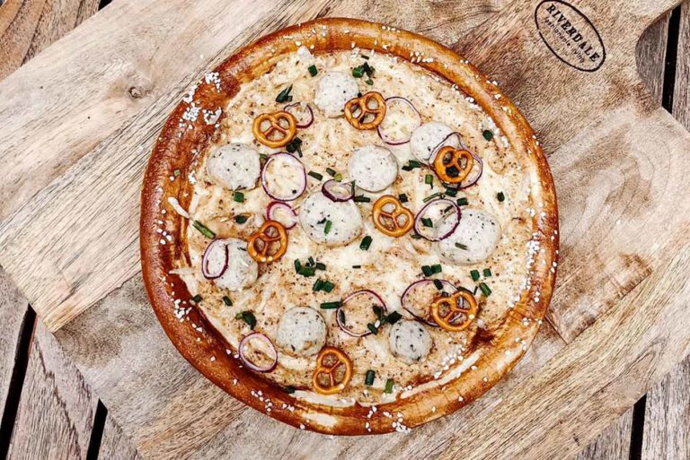 Brizza. La pizza di bretzel con formaggio e senape è virale, ahimè