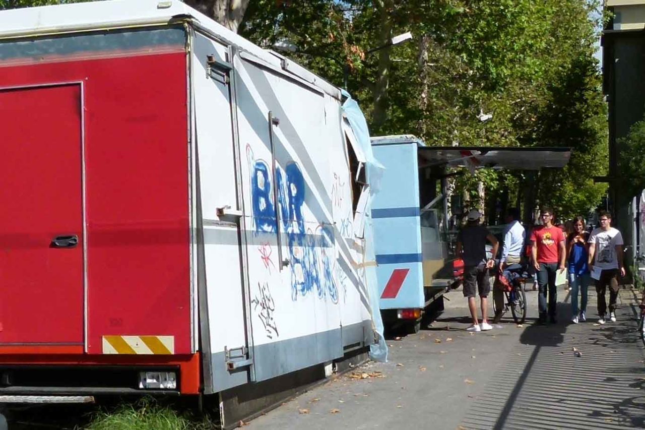 Autonegozio camioncino loreno tetti incendiato ph Massimiliano Mariani