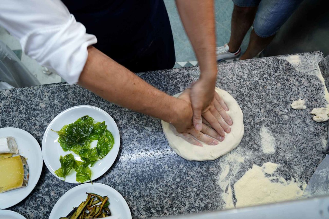 Peppe Cutraro stende la pizza contemporanea