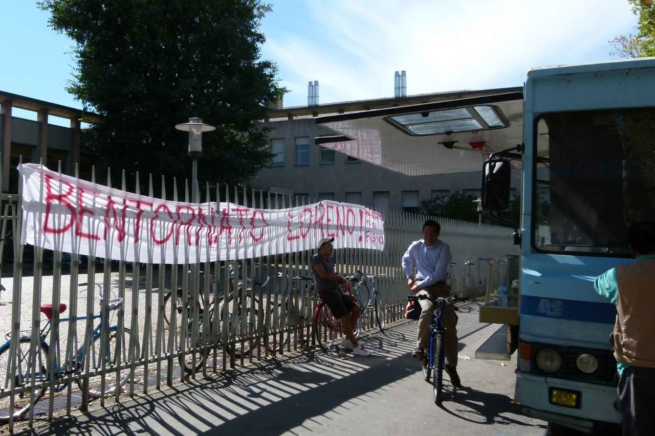 Autonegozio camioncino loreno tetti sctriscione studenti ph Massimiliano Mariani