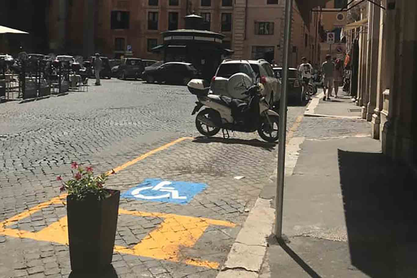 Roma si supera: il parcheggio per disabili nel dehors di Armando al Pantheon