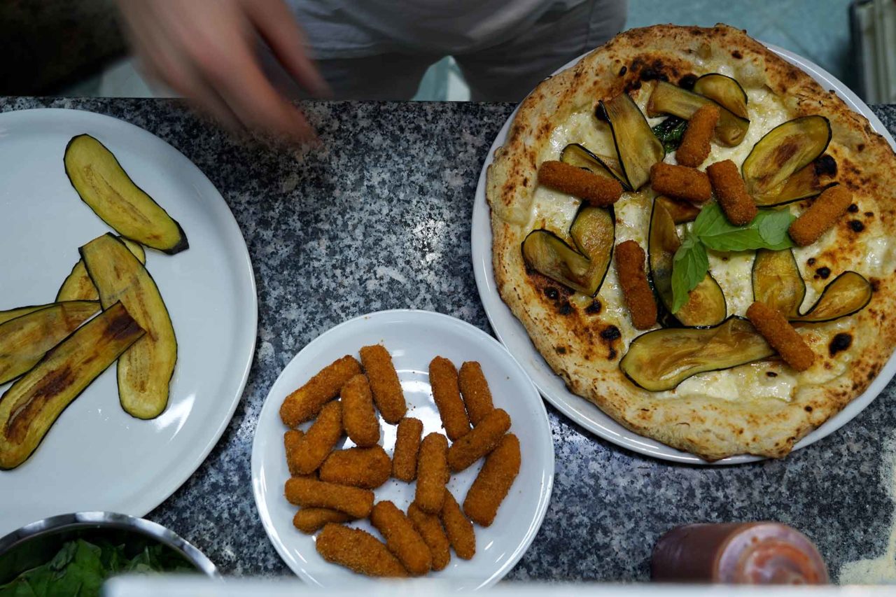 pizza Quartieri Spagnoli Nennella preparazione farcitura