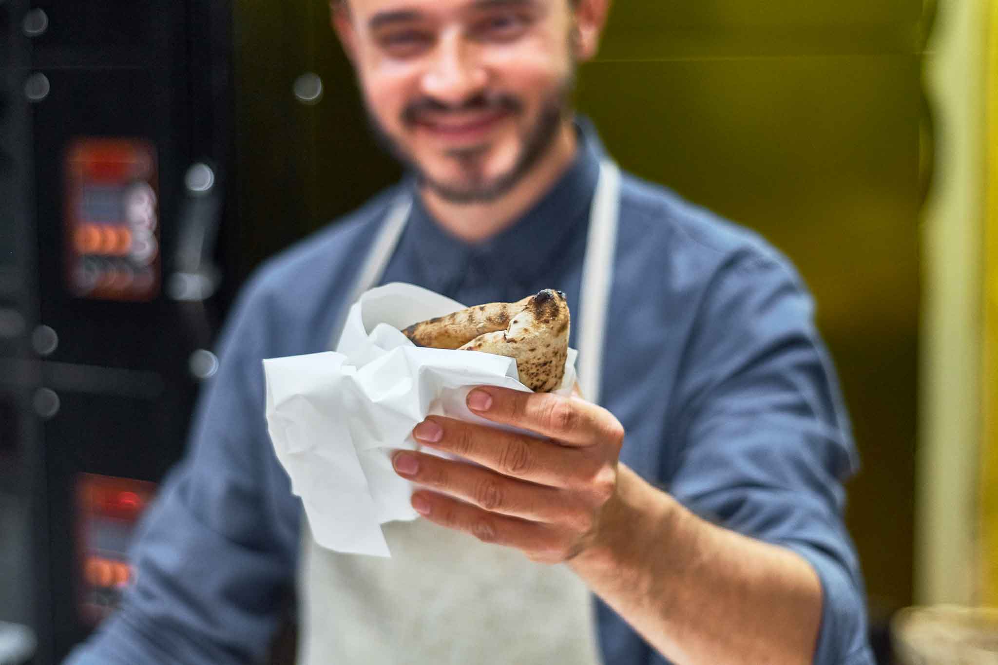 Una Bancarella napoletana a Milano: la pizza a portafoglio di Crosta Lab