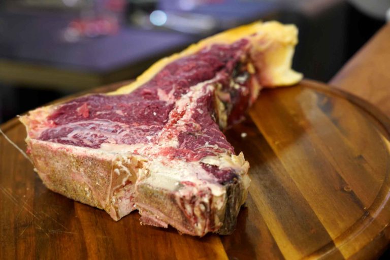 Porca Vacca, che bistecca! Nuovo ristorante tagliato per la carne a Salerno