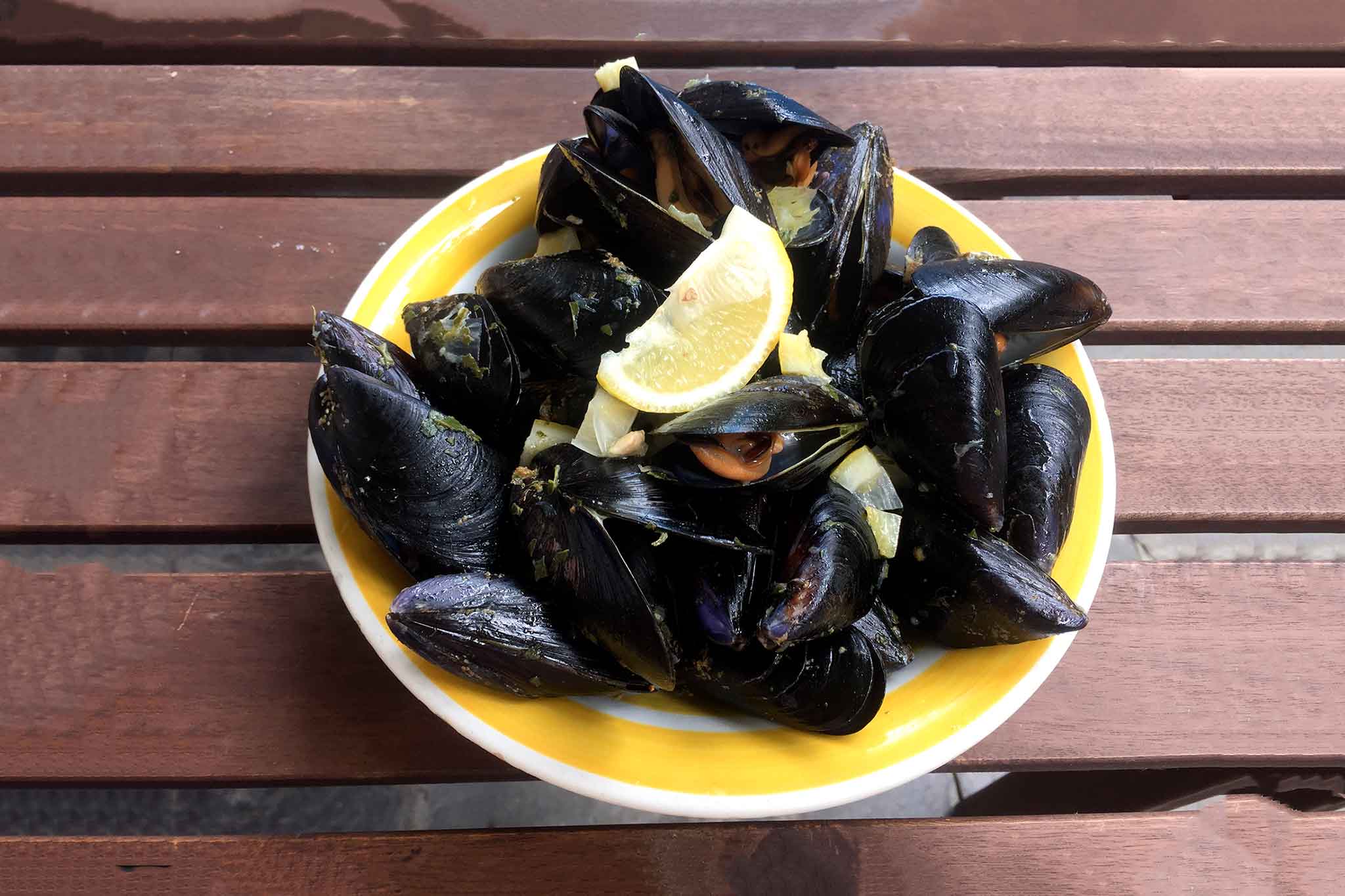 Rapallo. Mitili &amp; Mitili: il ristorante pescheria mostra i muscoli, cioè le cozze