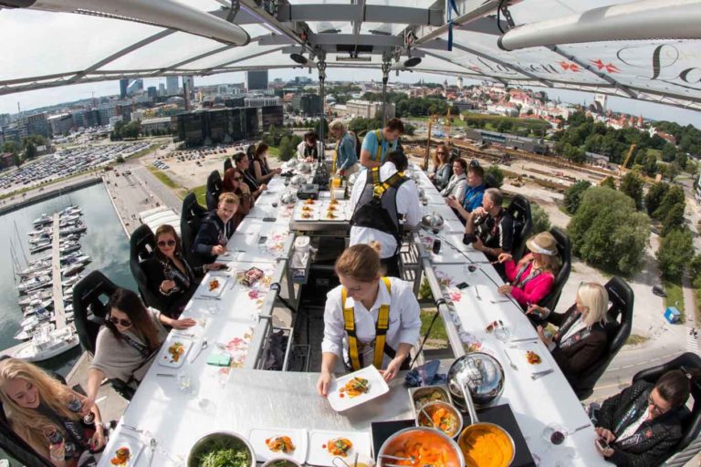 Il ristorante in cielo fa tappa a Carpi e sul lago di Como