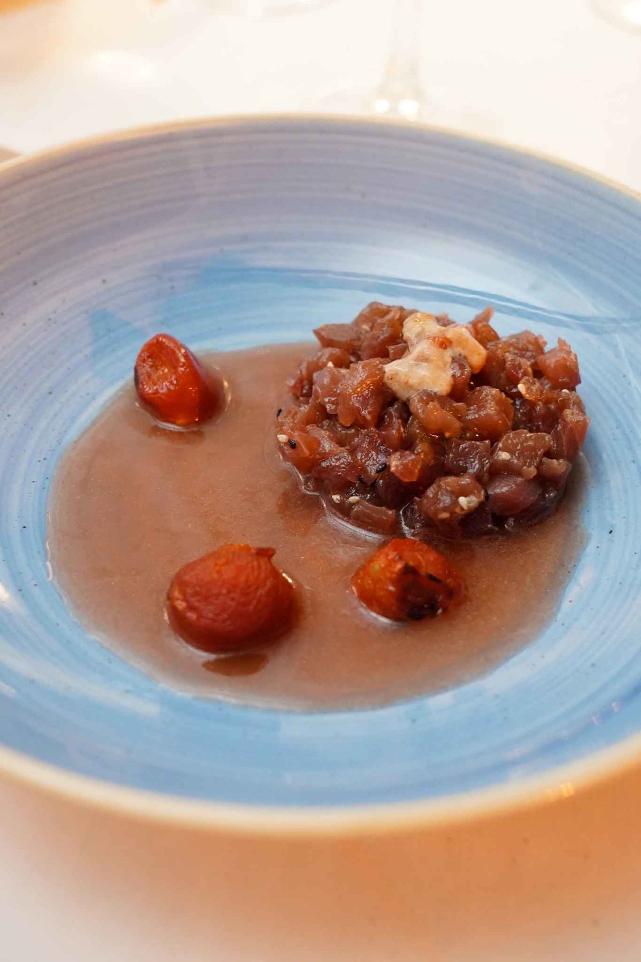 pomodori alla brace nella tartare di tonno