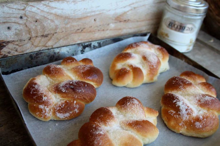 Trecce con lo zucchero: ricetta per farle soffici come in pasticceria