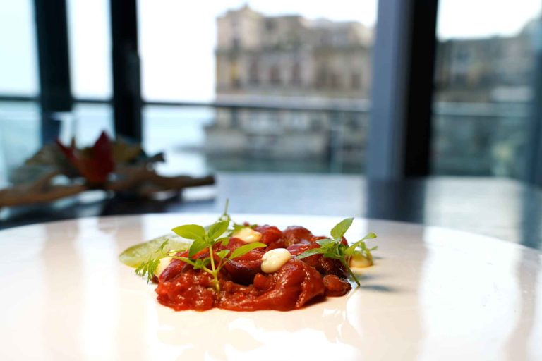 Napoli. La braciola di Scarallo è la nuova magia stellata a Palazzo Petrucci