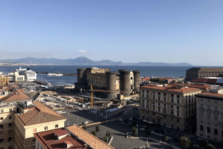 Contagi in Campania. L&#8217;obbligo di mascherina all&#8217;aperto è segnale negativo