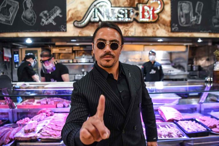 Il ristorante di Salt Bae ignora le norme anti Covid e deve chiudere