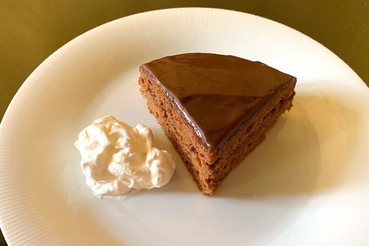 Torta Sacher fetta con panna