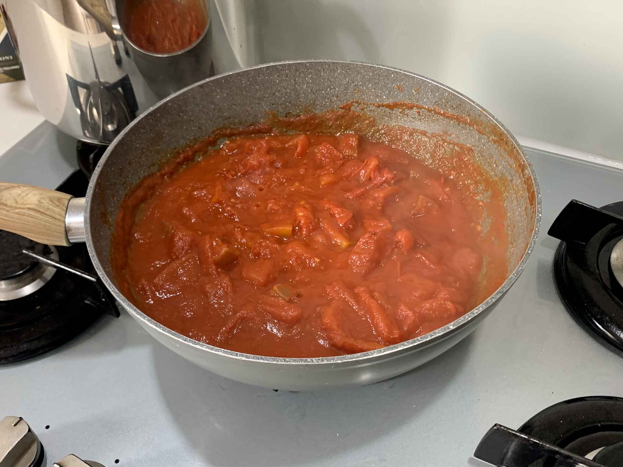 Nel frattempo taglio i pomodori in quattro e poi rimuovo il guanciale lasciando una piccola parte nella padella ed aggiungo i pomodori.