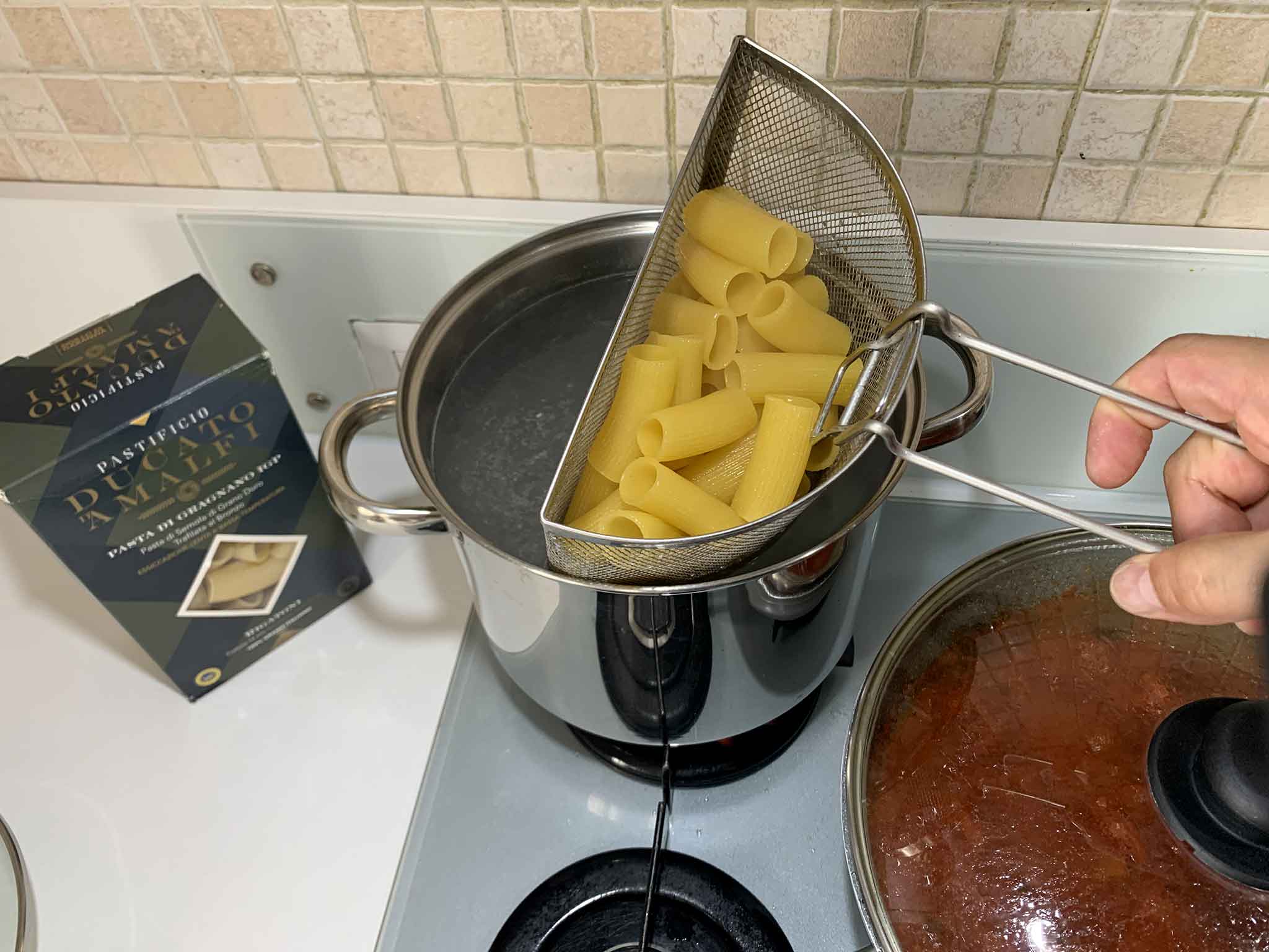 Giusto il tempo di calare i rigatoni che dovranno essere al dente.