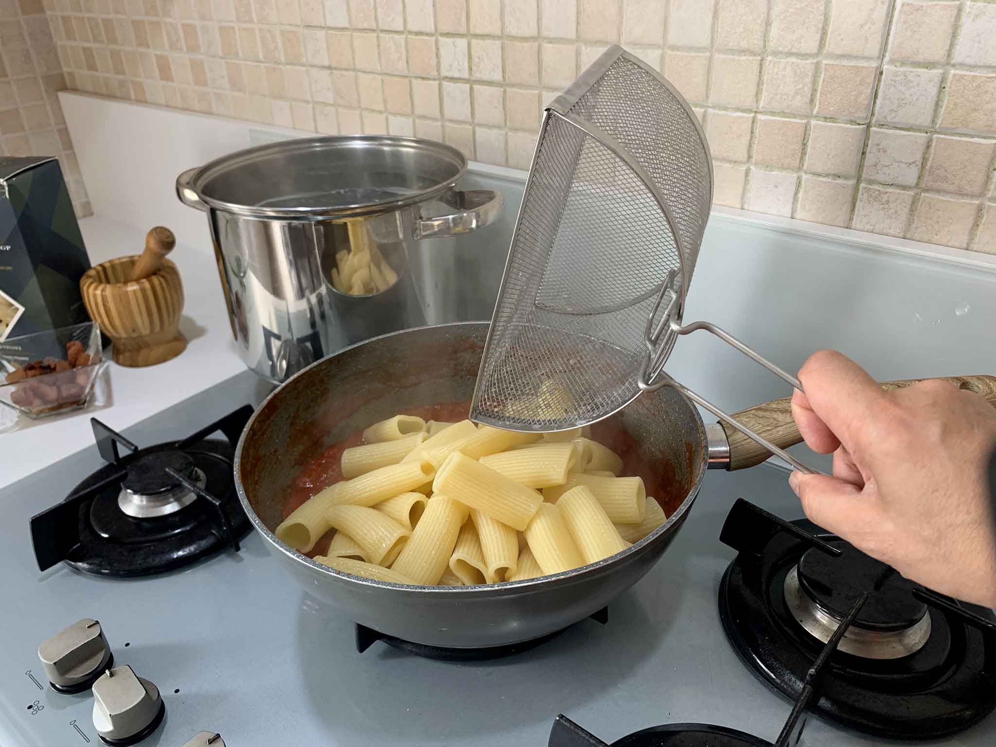 Appena pronti li scolo direttamente nella padella con il sugo ed iniziò a mescolare per insaporire la pasta.