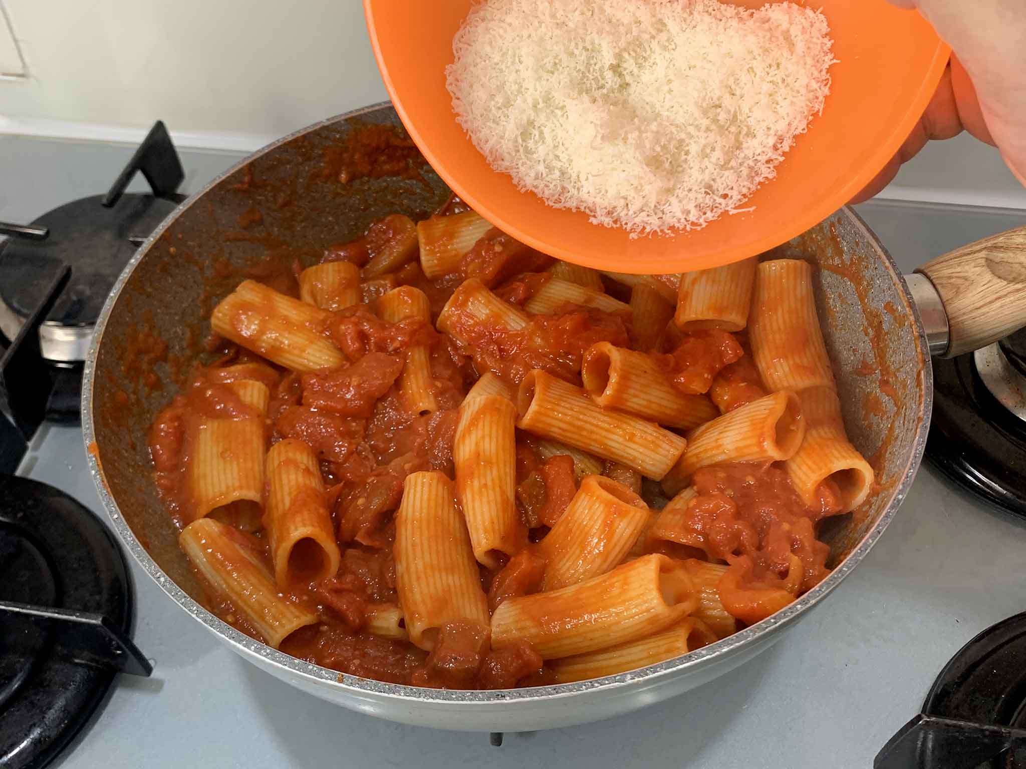 A fuoco spento aggiungo un po’ del guanciale croccante messo da parte e una generosa manciata di pecorino grattugiato ed ultimo la mantecatura.