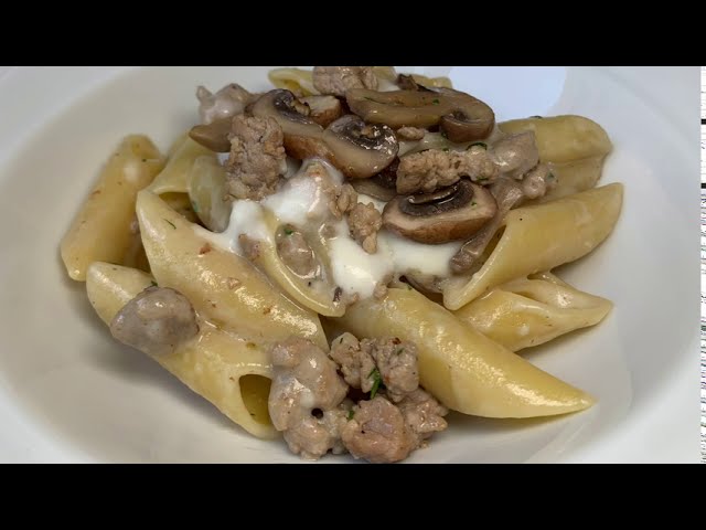 Ricetta penne lisce salsiccia, funghi, besciamella, un piatto di pasta audace