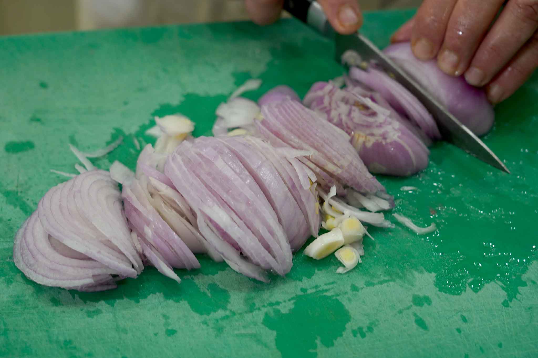 Cuoci le cipolle a vapore: una piccola parte tienile per decorazione e le restanti passale al cutter. 