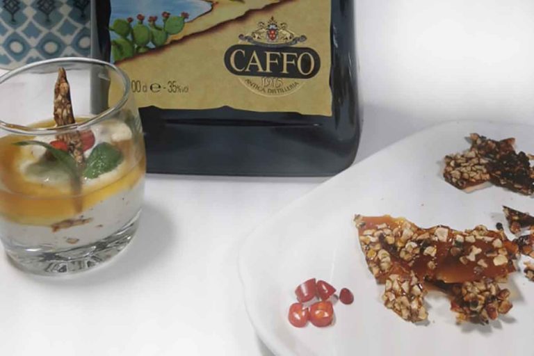 Ricotta e torrone di nocciole, la ricetta del dolce affogato nell&#8217;amaro