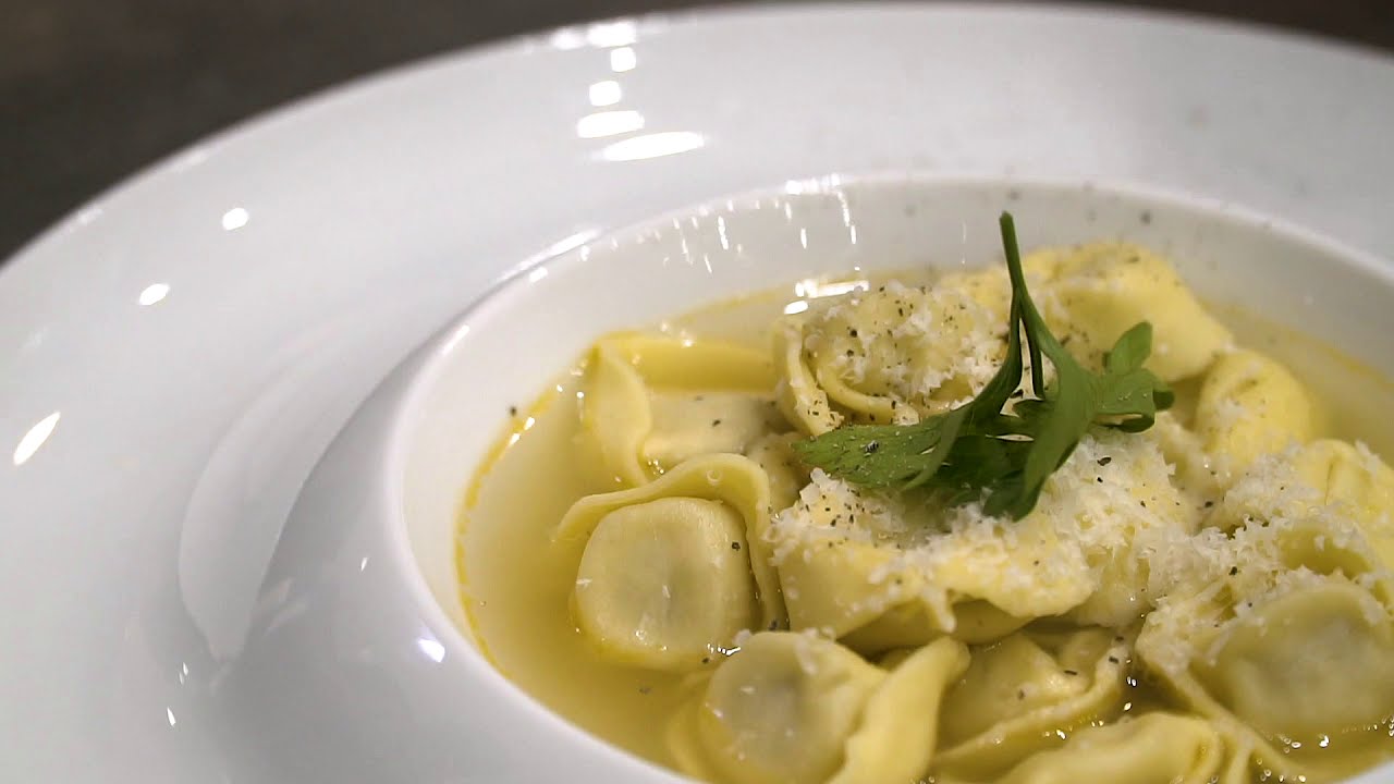 Tortellini in brodo napoletano: tuffo nella ricetta che consola e gratifica