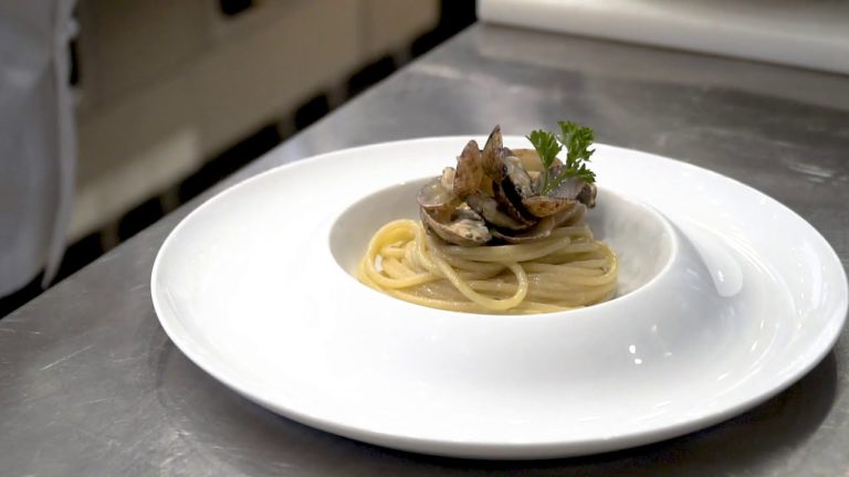 Spaghetti alle vongole: la ricetta vale la cena nel ristorante 3 stelle Michelin