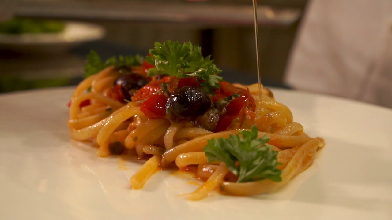 Linguine olive e capperi, la ricetta del piatto che salva sempre il Natale