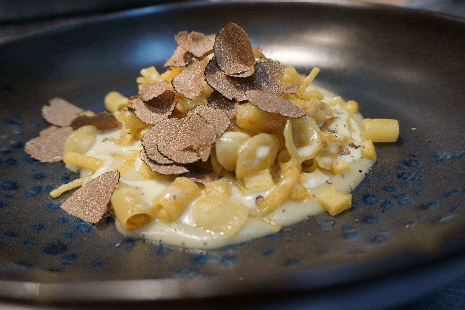 Pasta e patate alla napoletana, ricetta arruscata, cioè croccante, col tartufo