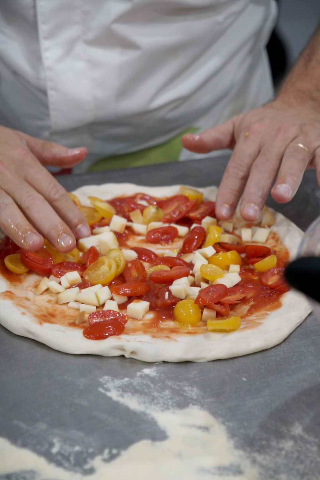 Pizza Napoletana Fatta In Casa: La Ricetta Ai Tre Pomodori è Un Raggio ...