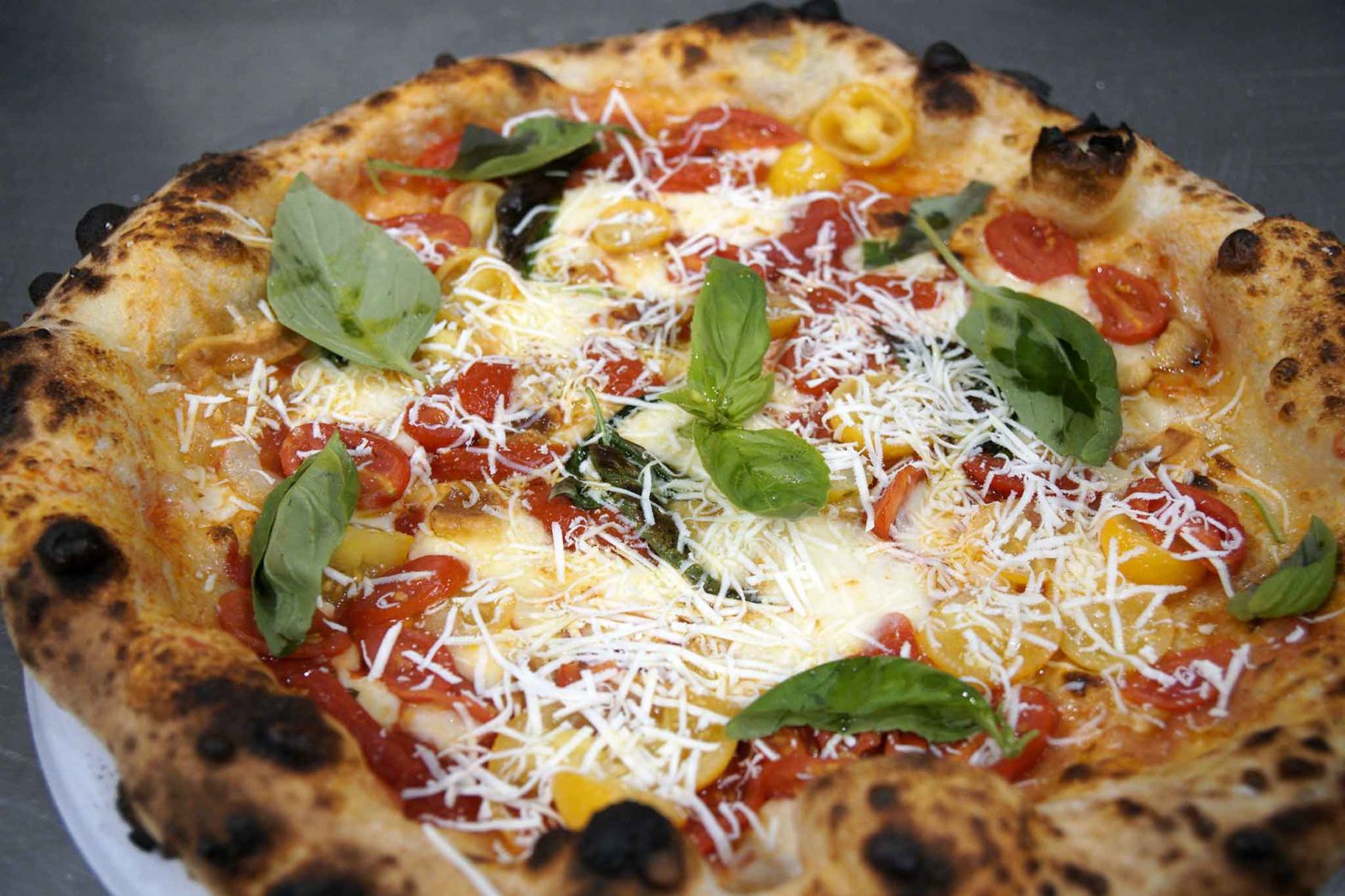 Pizza napoletana fatta in casa la ricetta ai tre pomodori è un raggio