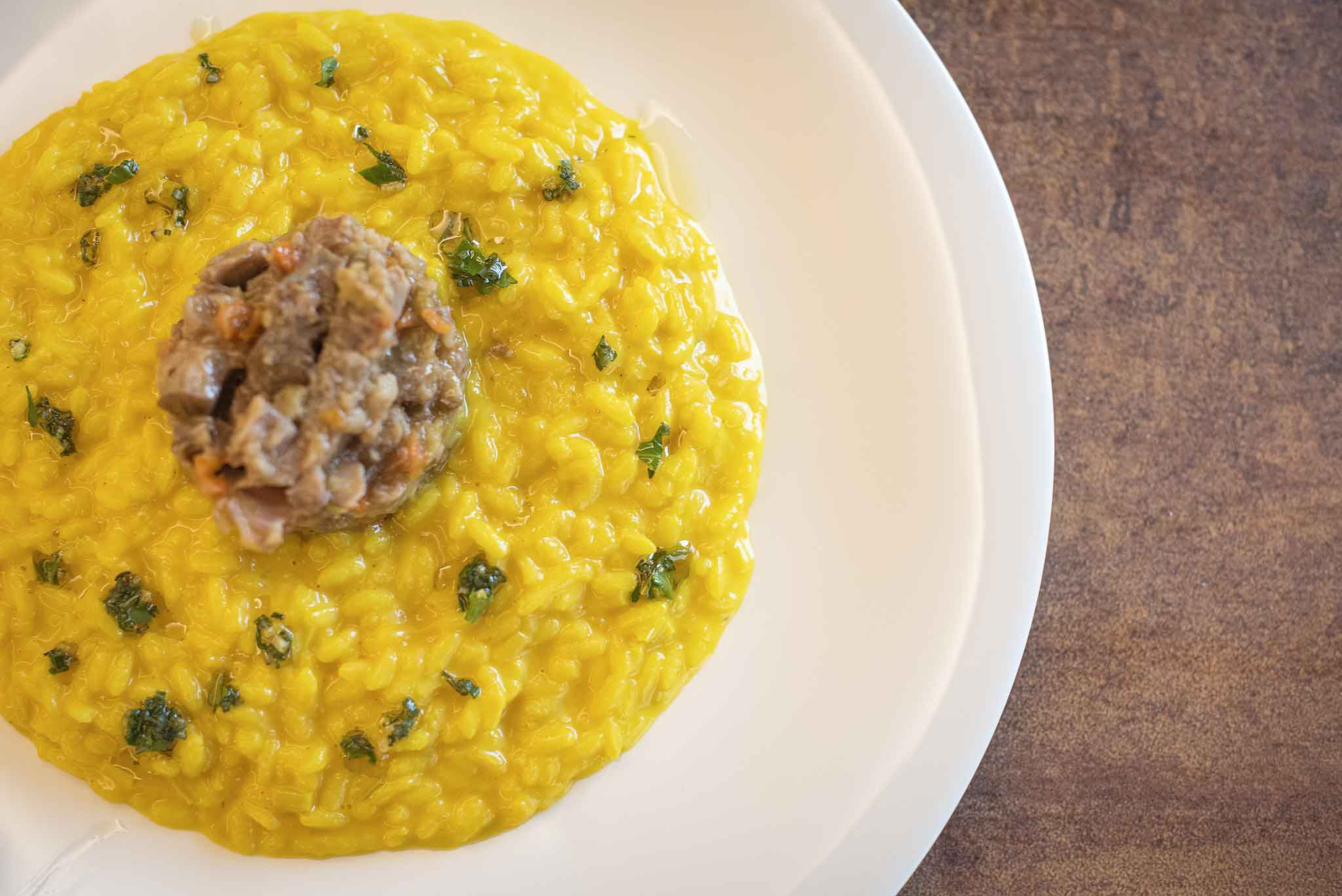 Risotto allo zafferano, la ricetta con il riso Carnaroli  e il ragù di ossobuco