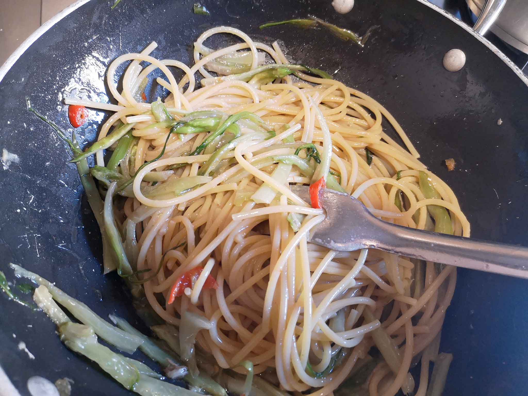 Spaghetti aglio olio e puntarelle, la ricetta facile del ...