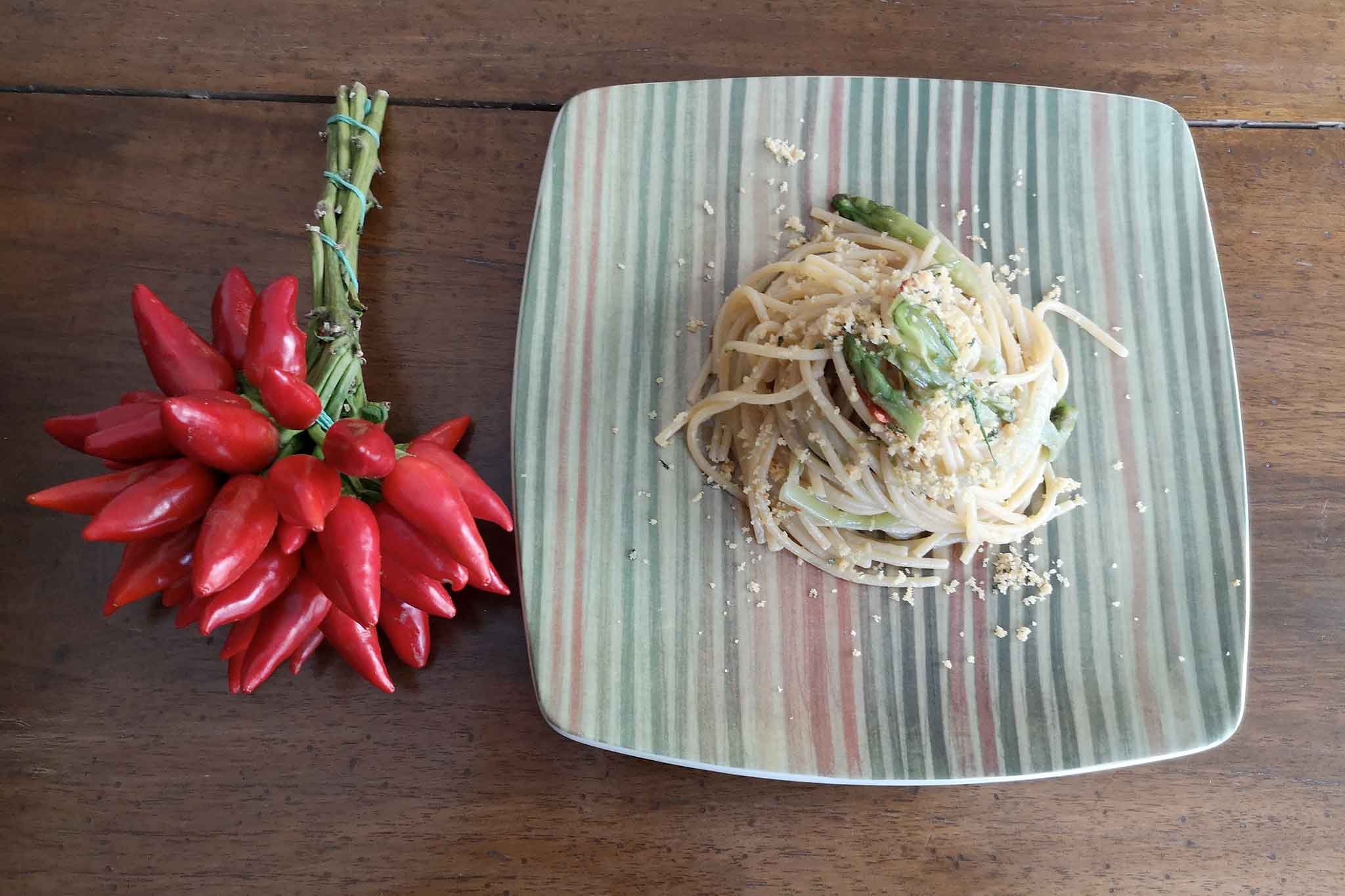 Spaghetti aglio olio e puntarelle, la ricetta facile del piatto salva cena