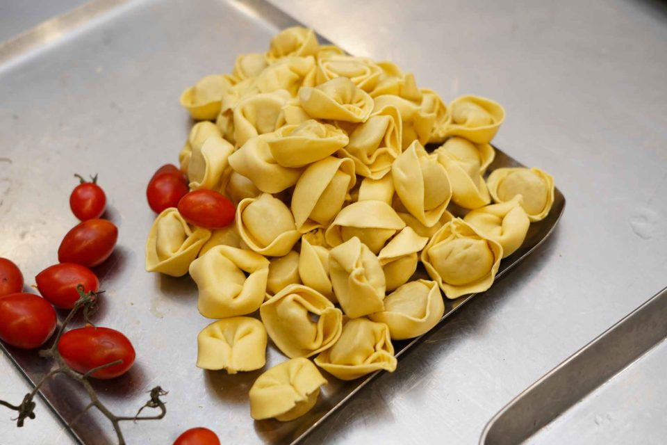 Tortellini in brodo napoletano: tuffo nella ricetta che consola e gratifica