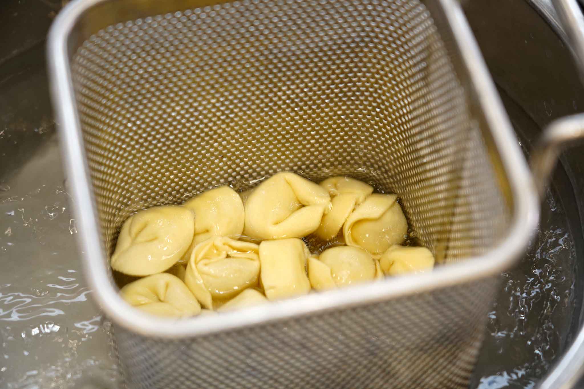 In una pentola a parte cuocete i tortellini in acqua salata. 