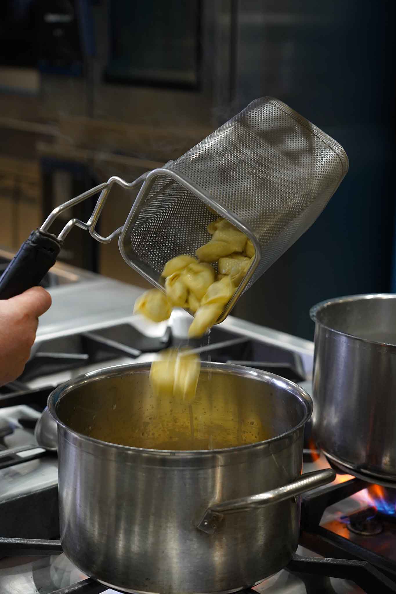 Scolate e servite con il brodo che avete filtrato aggiungendo il parmigiano e una macinata di pepe nero.