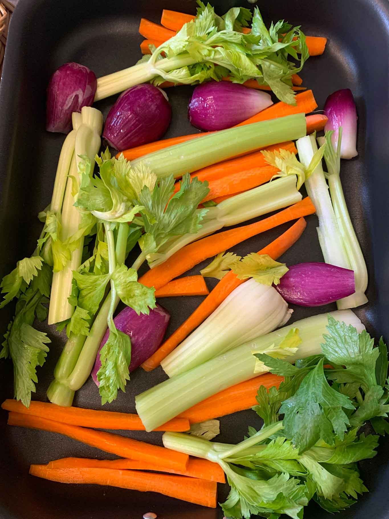 Taglio grossolanamente le verdure e le metto nella teglia a formare uno strato sul quale poi adagio il tacchino. 

