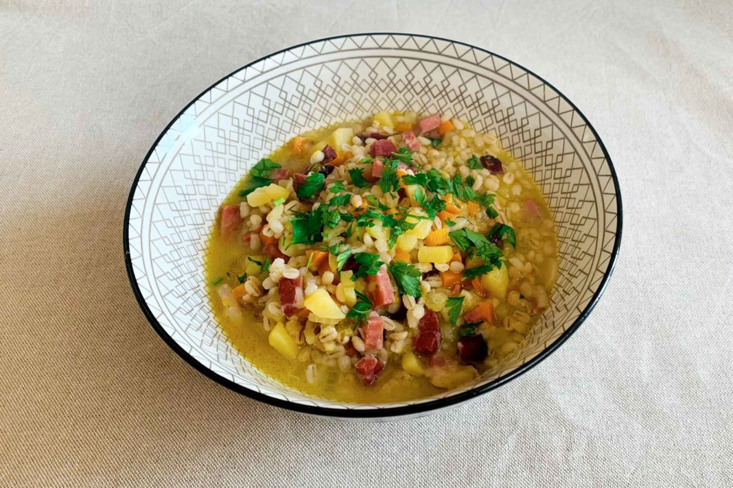 Zuppa d'orzo, ricetta semplice di una pietanza che risolve ...