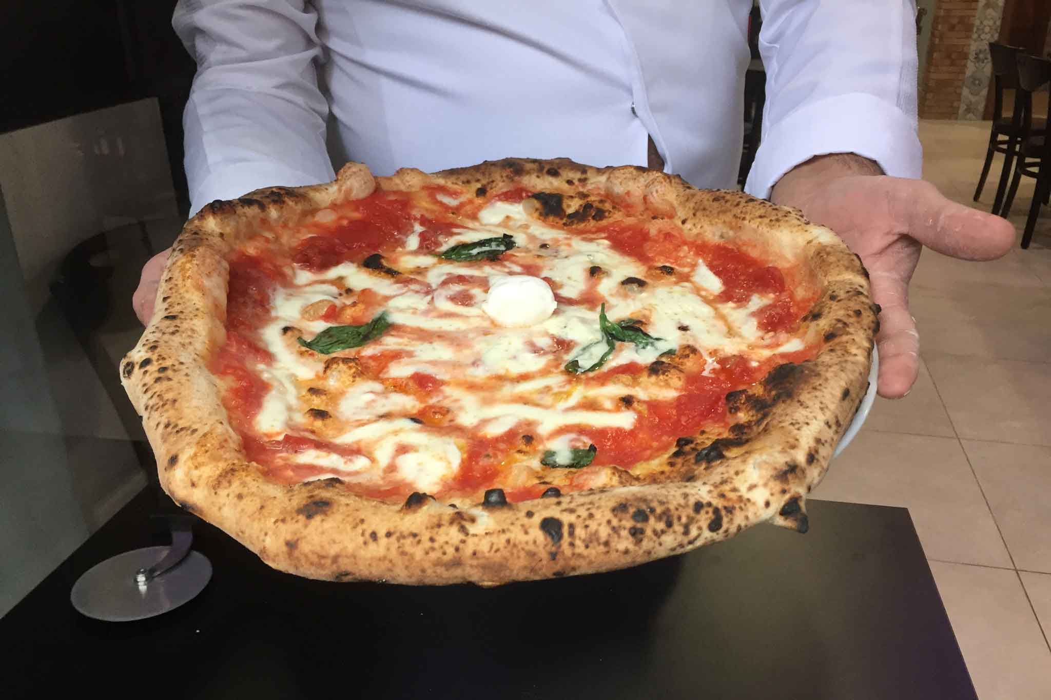 Grande pizza tradizionale nella nuova pizzeria di Gennaro Rapido a Milano