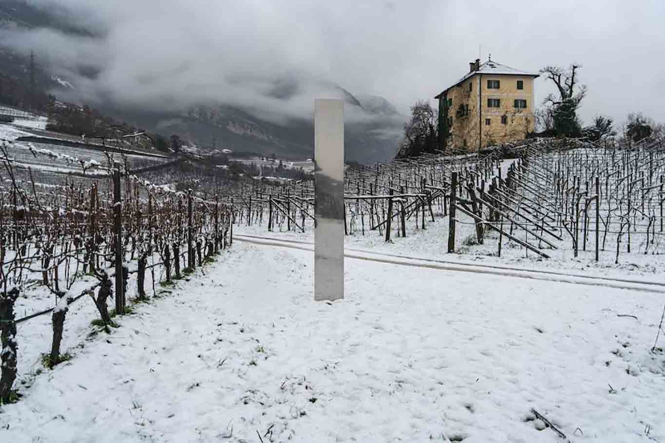 Il monolite di acciaio appare tra le vigne in Alto Adige