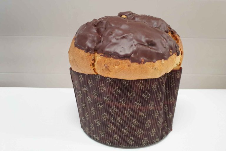 Panettone chiacone: com&#8217;è il lievitato di Natale con fico secco e cioccolato