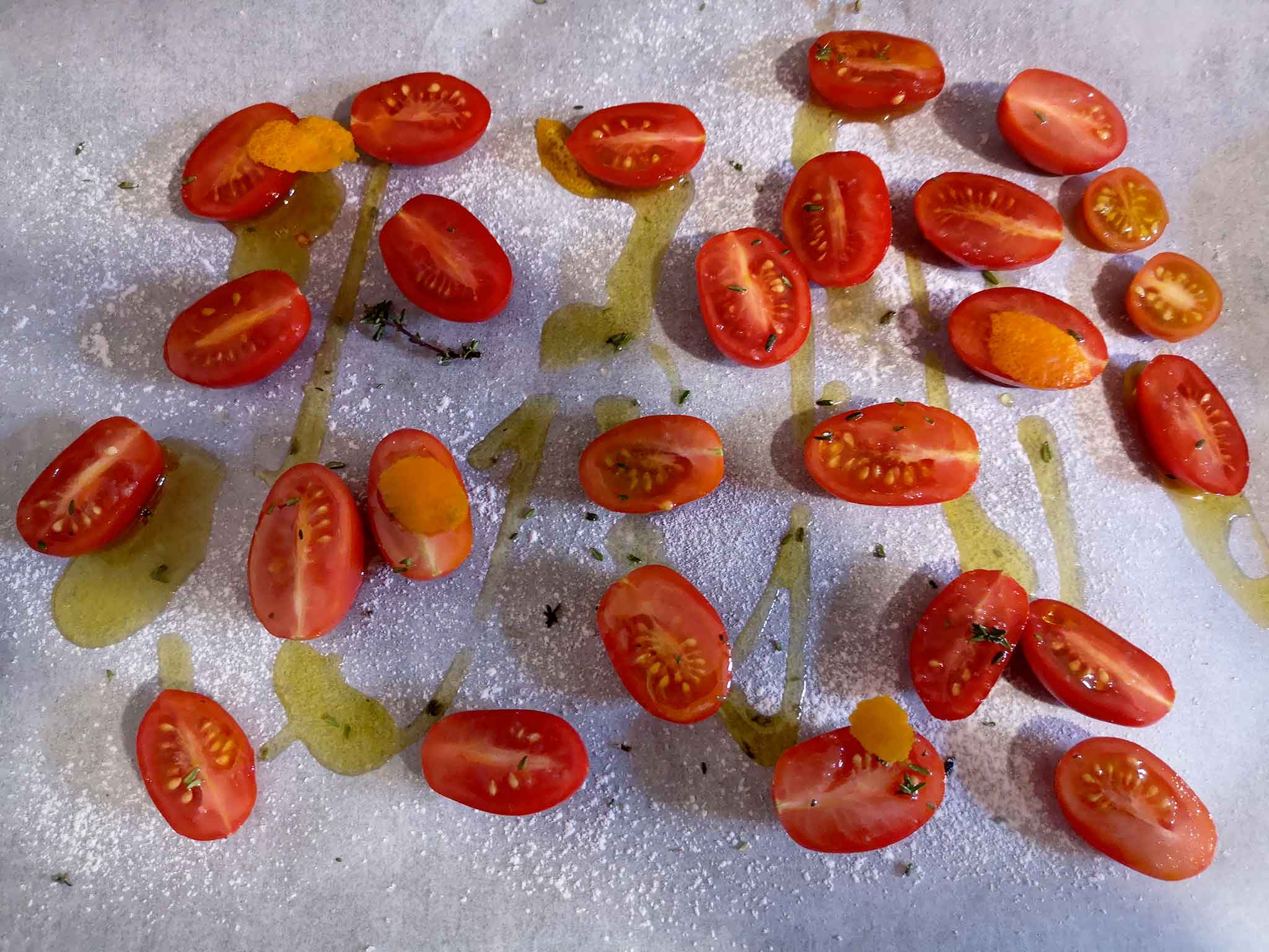 Disporre i pomodori in una teglia, coprirli con olio extravergine di oliva e aggiungere il basilico.