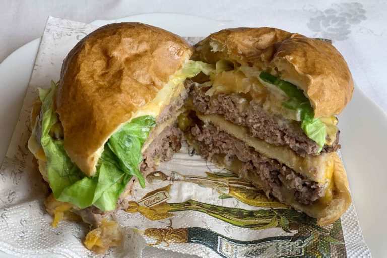 Hamburger a Salerno: Emanuel Burger Bar fa centro con il delivery