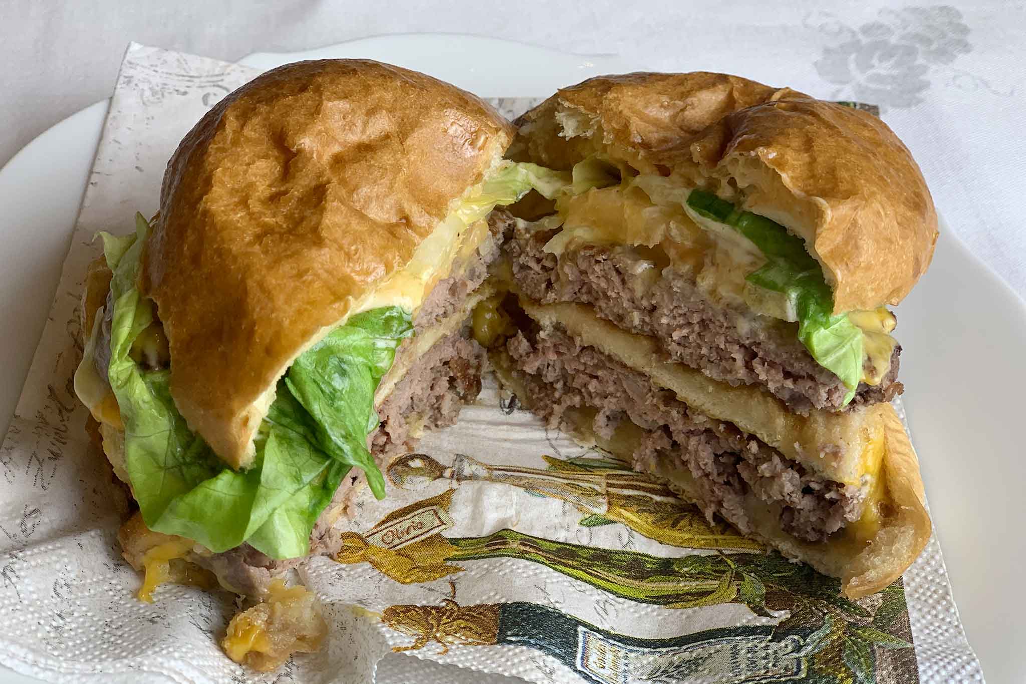 Hamburger a Salerno: Emanuel Burger Bar fa centro con il delivery