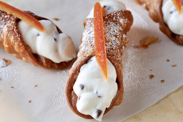 Cannoli siciliani fatti in casa: ricetta tradizionale vs quella di Ciccio Sultano