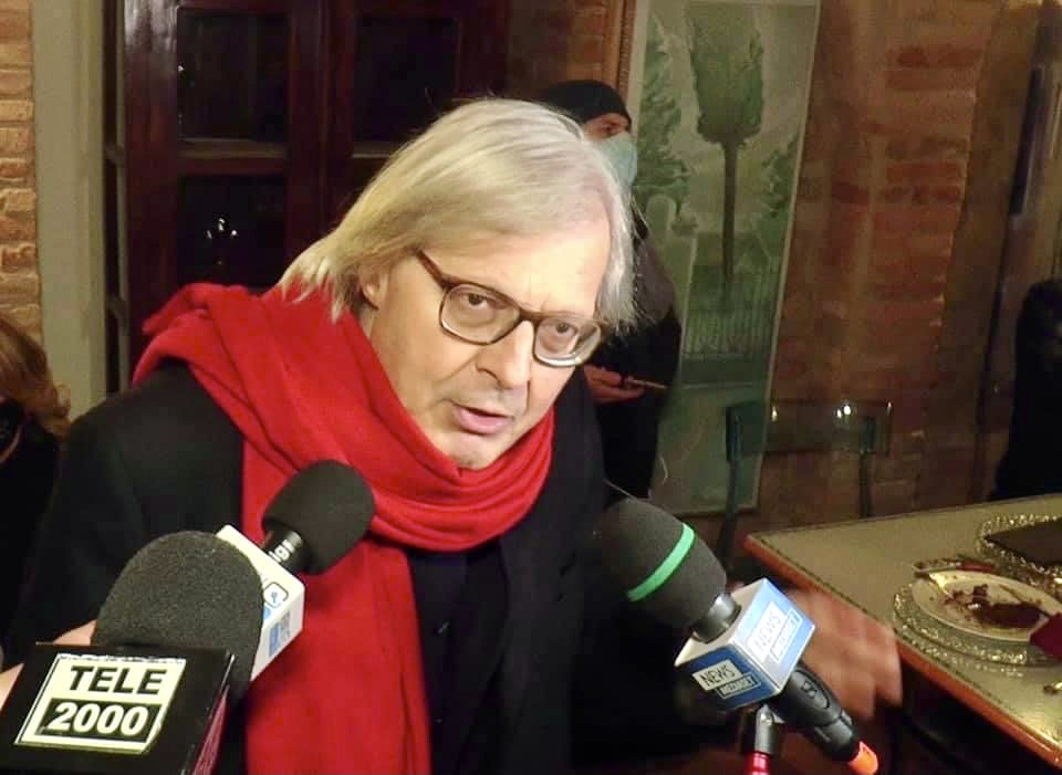 Sgarbi non paga le multe per aver violato le norme anti-Covid al ristorante