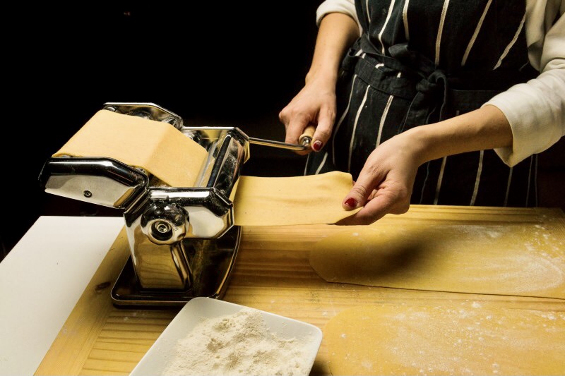 Preparare la pasta normalmente, e stenderla a strisce rettangolari sottili della dimensione della vostra pirofila o contenitore per il forno