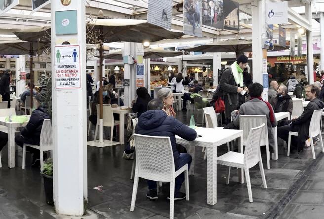 Covid. Roma: al Mercato di Testaccio pranzi senza regole. Ristoranti beffati