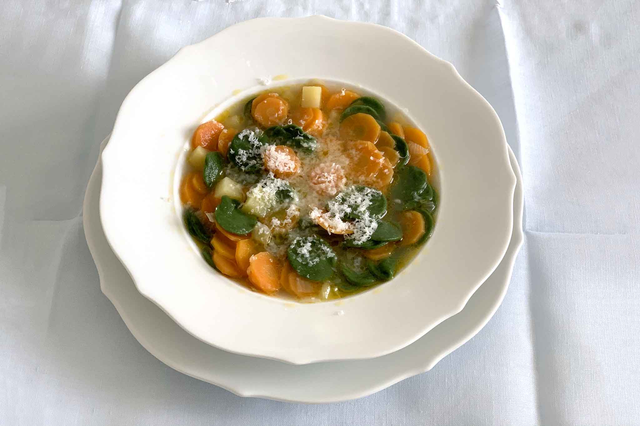 Minestrone di pasta saporito: ingredienti e ricetta antica con brodo di pollo